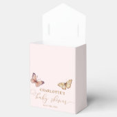 Ein kleiner Schmetterling ist auf dem Weg zur Baby Geschenkschachtel (Geöffnet)