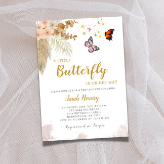 Ein kleiner Schmetterling ist auf dem Weg zur Blum Einladung