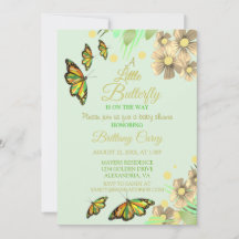 Ein kleiner Schmetterling ist auf dem Weg zur Blum