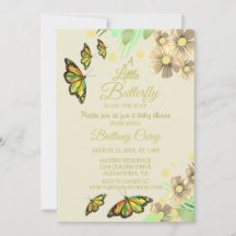 Ein kleiner Schmetterling ist auf dem Weg zur Blüt