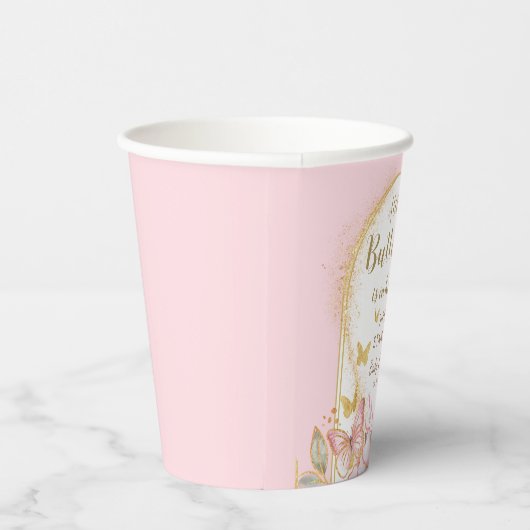 Ein kleiner Schmetterling ist auf dem Weg zur Mädc Pappbecher (Rechts)