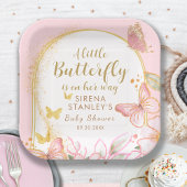 Ein kleiner Schmetterling ist auf dem Weg zur Mädc Pappteller