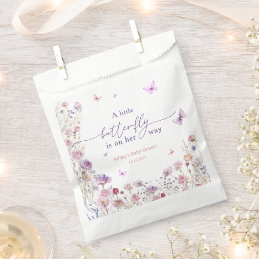 Ein kleiner Schmetterling ist auf dem Weg zur Nied Geschenktütchen (Ausgeschnitten)