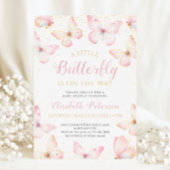 Ein kleiner Schmetterling ist unterwegs mit einer Einladung