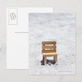 Ein kleiner Sessel am Sandstrand Postkarte (Vorne/Hinten)