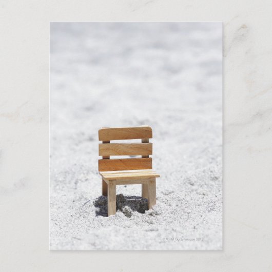 Ein kleiner Sessel am Sandstrand Postkarte (Vorderseite)