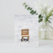 Ein kleiner Sessel am Sandstrand Postkarte (Stehend Vorderseite)