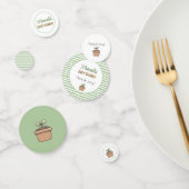 Ein kleiner Spross auf dem Way Table Konfetti (Gruppe)