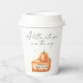 "Ein kleiner Süsse-Kuchen ist unterwegs" Babydusch Pappbecher (Rückseite)