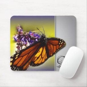 Ein kleiner süßer Schmetterling (Monogramm) Mousepad
