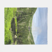 Ein kleiner Teich im Tal der Berge im Fleecedecke (Vorderseite (Horizontal))