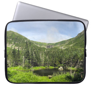 Ein kleiner Teich im Tal der Berge im Laptopschutzhülle