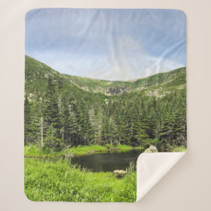 Ein kleiner Teich im Tal der Berge im Sherpadecke