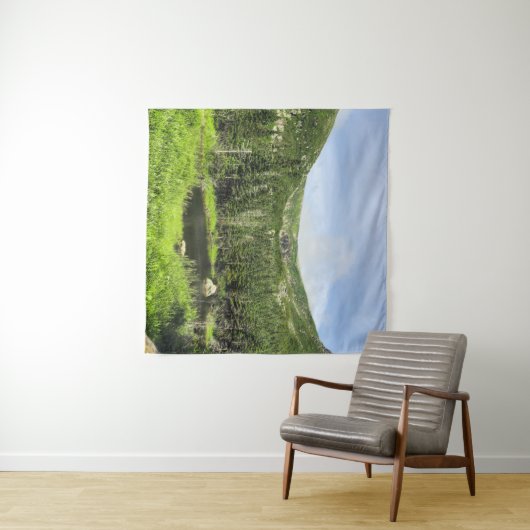 Ein kleiner Teich im Tal der Berge im Wandteppich (Beispiel (Horizontal))