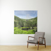 Ein kleiner Teich im Tal der Berge im Wandteppich (Beispiel)