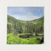 Ein kleiner Teich im Tal der Berge im Wandteppich (Vorderseite)
