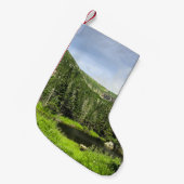 Ein kleiner Teich im Tal der Berge im Weihnachtsstrumpf (Vorderansicht (hängend))