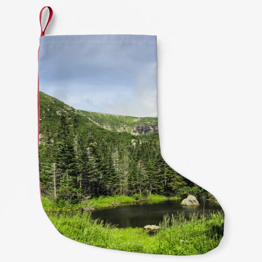 Ein kleiner Teich im Tal der Berge im Weihnachtsstrumpf (Vorderseite)