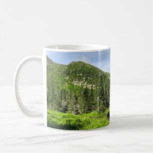 Ein kleiner Teich im Tal der Berge in der Kaffeetasse