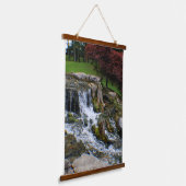 Ein kleiner Wasserfall Wandteppich Mit Holzrahmen (Gewinkelt)