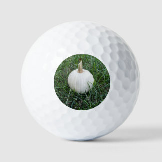 ein kleiner weißer Kürbis Golfball