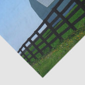 Ein kleiner weißer, schneebedeckter Stall mit Silb Seidenpapier (Ausschnitt)