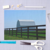 Ein kleiner weißer, schneebedeckter Stall mit Silb Seidenpapier (Handwerk)