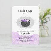 Ein kleiner Zauber ist das Brechen der Halloween-K Einladung (Stehend Vorderseite)