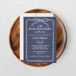 Ein kleines Baby im blauen Jeans-Look - Baby Showe Ankündigung