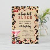 Ein kleines bisschen älter Leopard Cherry Martini Einladung (Stehend Vorderseite)