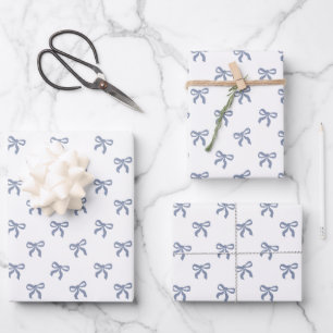 Ein kleines blaues Jeans-Baby, blaue Kokette Schle Geschenkpapier Set