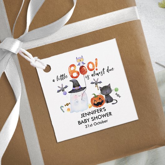 Ein kleines Boo Halloween Kinderdusche mit Hexenhu Geschenkanhänger