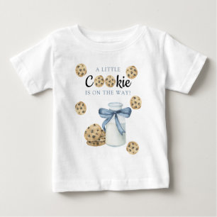 Ein kleines Cookie ist auf dem Weg Babydusche Baby T-shirt