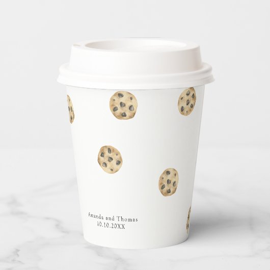 Ein kleines Cookie ist auf dem Weg Babydusche Pappbecher (Rückseite)