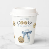 Ein kleines Cookie ist auf dem Weg Babydusche Pappbecher (Vorderseite)
