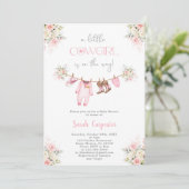 Ein kleines Cowgirl Baby Duschmädchen Einladung (Stehend Vorderseite)