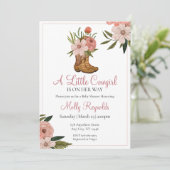 Ein kleines Cowgirl ist auf dem Weg Baby Shower In Einladung (Stehend Vorderseite)