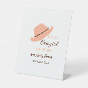 Ein kleines Cowgirl ist auf dem Weg dorthin, wie o Sockelschild