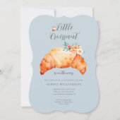 Ein kleines Croissant ist unterwegs mit einer Baby Einladung (Vorderseite)