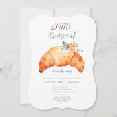 Ein kleines Croissant ist unterwegs mit einer Baby Einladung (Vorderseite)