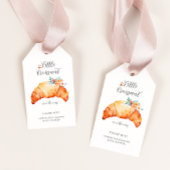 Ein kleines Croissant ist unterwegs mit einer Baby Geschenkanhänger