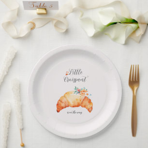 Ein kleines Croissant ist unterwegs mit einer Baby Pappteller