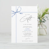 Ein kleines Geschenk Bow Ribbon Boy Baby Dusche Einladung (Stehend Vorderseite)
