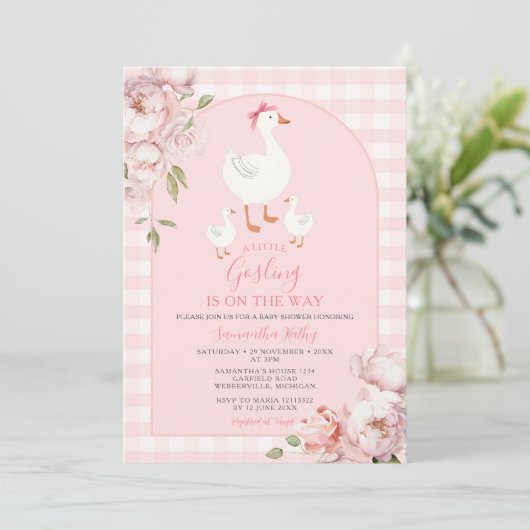 Ein kleines Gosling Pink Floral Gingham Baby Dusch Einladung (Stehend Vorderseite)