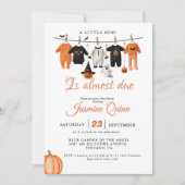 Ein kleines Halloween-Baby-Duschbaby Einladung (Vorderseite)