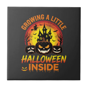 Ein kleines Halloween in einem verlassenen Kürbis Fliese