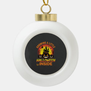 Ein kleines Halloween in einem verlassenen Kürbis  Keramik Kugel-Ornament
