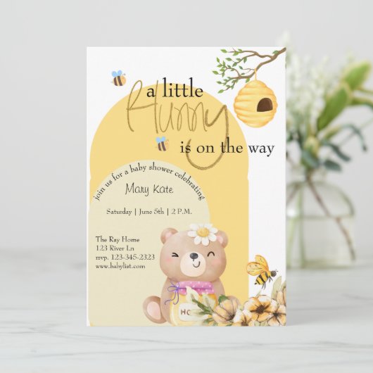 ein kleines Hunny ist auf dem Weg Babydusche Einladung (Stehend Vorderseite)