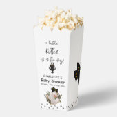 Ein kleines Kätzchen ist auf dem Weg zur Niedliche Geschenkschachtel (Geplatzt)