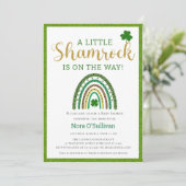 Ein kleines Kleeblatt St. Patricks Rainbow Baby Du Einladung (Stehend Vorderseite)